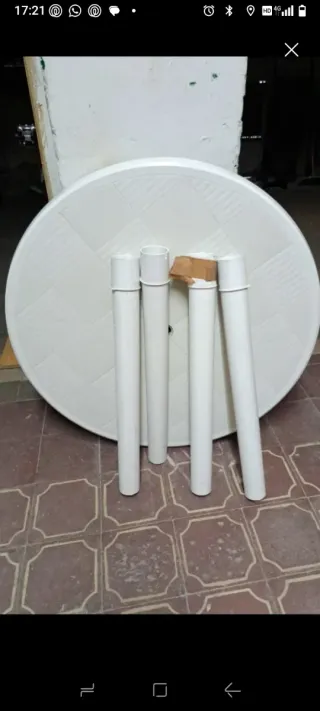 Mesa redonda blanca de plástico