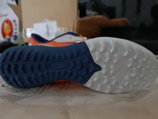 Botas de fútbol blancas y naranjas