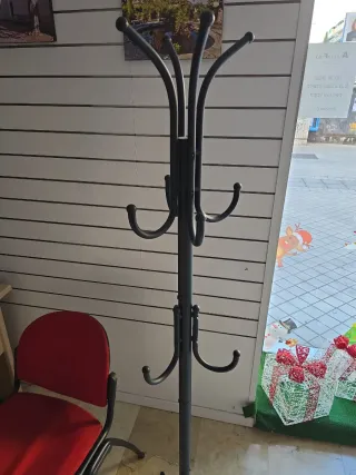 Perchero de pie metálico gris