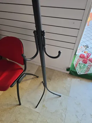 Perchero de pie metálico gris