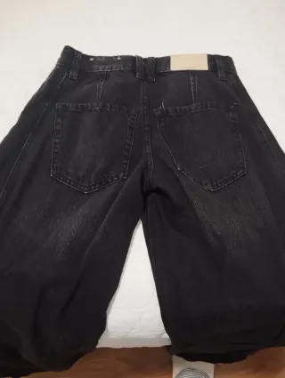 Pantalón globo negro Stradivarius deshilachado