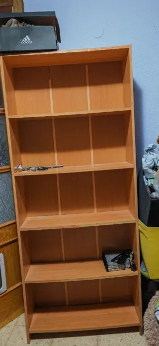 Estantería de madera marrón