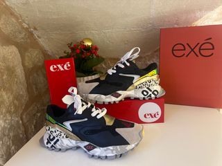 Deportivas Exé negras y doradas