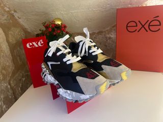 Deportivas Exé negras y doradas