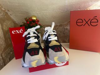 Deportivas Exé negras y doradas