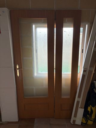 Puerta doble de madera con cristal