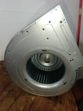 Ventilador centrífugo metálico  en su caja
