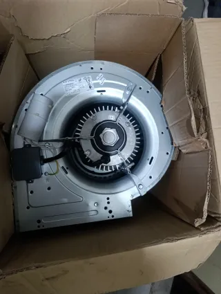 Ventilador centrífugo metálico  en su caja
