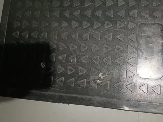 Reposapiés de plástico negro