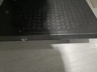 Reposapiés de plástico negro