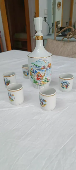 Juego de licor de porcelana con detalles dorados