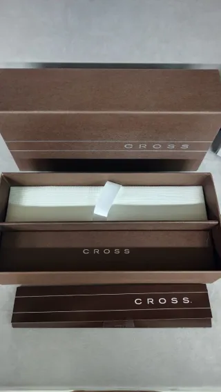 Estuche de la marca CROSS, vacío. A estrenar