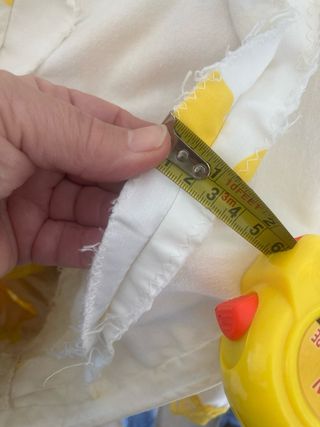 Traje de flamenca blanco y amarillo