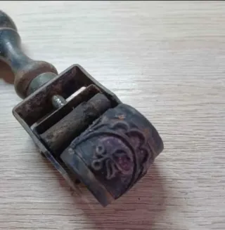 Sello antiguo giratorio decorativo