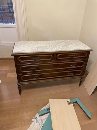 Cómoda retro de madera con tapa de mármol