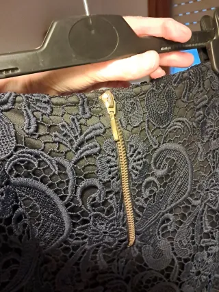 Falda de blonda negra