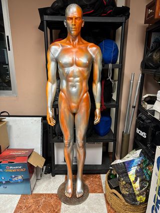 Maniquí de hombre plateado y naranja