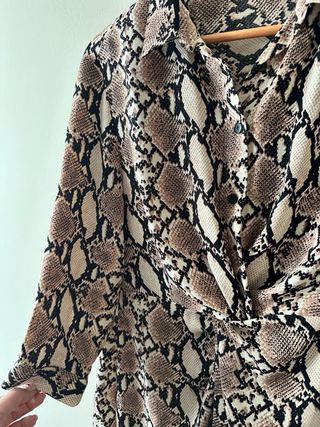Vestido Bershka estampado serpiente raso