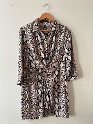 Vestido Bershka estampado serpiente raso