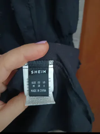 Vestido negro de topos