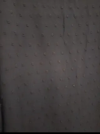 Vestido negro de topos