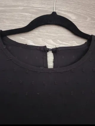 Vestido negro de topos