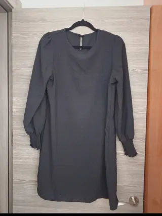 Vestido negro de topos