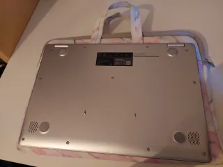 Ordenador Asus Plata con funda rosa