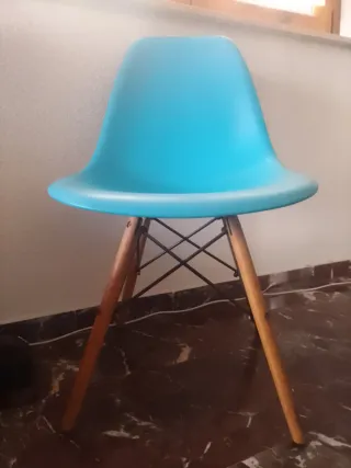 Sillas de plástico y madera