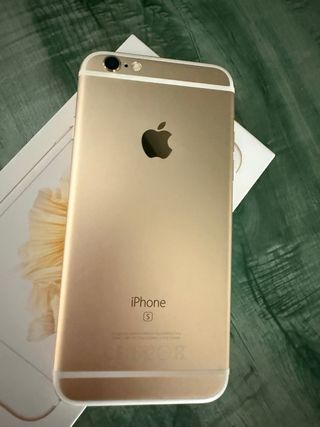 iPhone 6S color dorado.