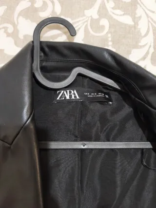 Chaqueta Zara efecto piel negra