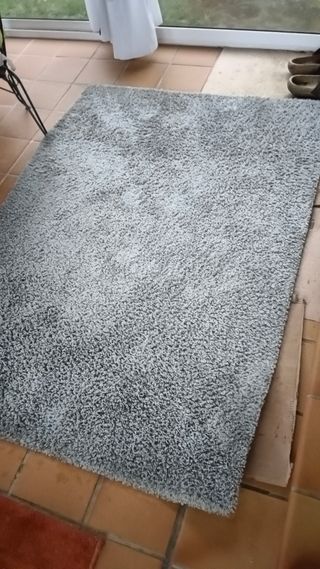 Alfombra gris de poliéster tiene tb  dos pequeñas