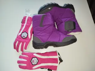 Botas de nieve y guantes morados y rosas