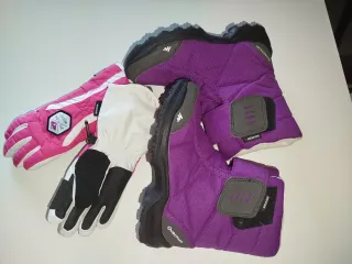 Botas de nieve y guantes morados y rosas