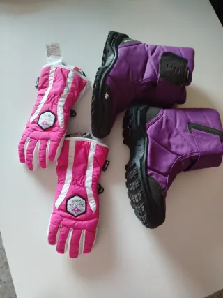 Botas de nieve y guantes morados y rosas
