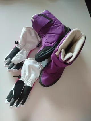 Botas de nieve y guantes morados y rosas