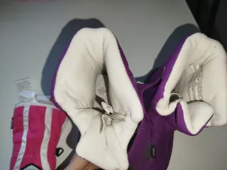 Botas de nieve y guantes morados y rosas