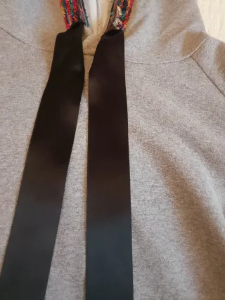 Sudadera gris con volantes negros