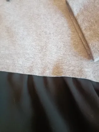 Sudadera gris con volantes negros