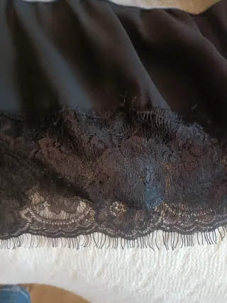 Sudadera gris con volantes negros