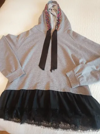 Sudadera gris con volantes negros