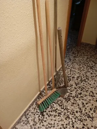 Herramientas de Jardín: Pala, Escoba y Rastrilloes