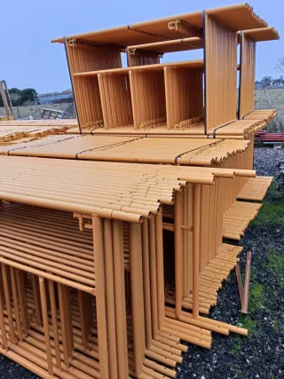 Andamio amarillo metálico