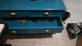 Cómoda de madera y metal color turquesa