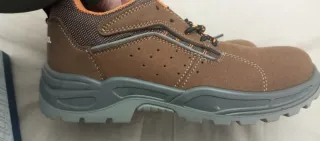Zapatos de seguridad marrones y grises
