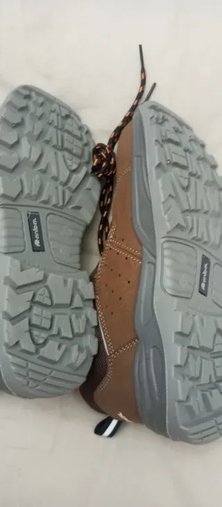 Zapatos de seguridad marrones y grises