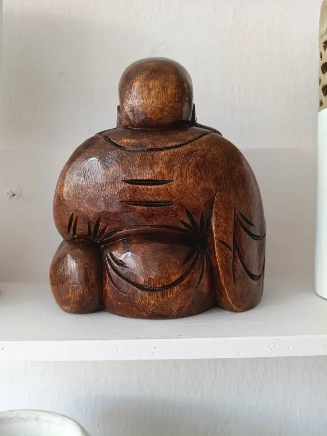 Buda de madera decorativo