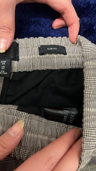 Pantalones de vestir grises a cuadros