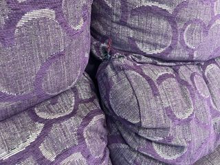 Sofá chaise longue tela y piel morado