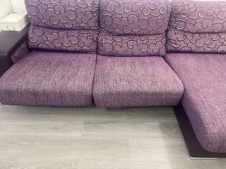 Sofá chaise longue tela y piel morado